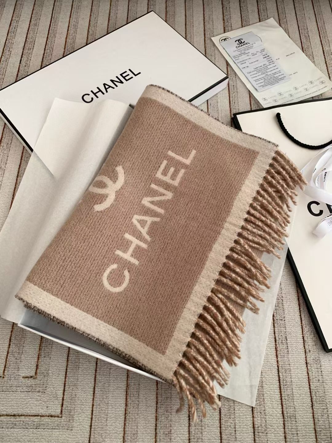 NO:574463,【·Double-sided thickened cashmere shawl】 It is visually popular and suitable for both male and female couples!  Double-sided heterochromatic jacquard, completely opposite colors on both sides. The design is really thoughtful. The oversized brand LOGO and double C embellish the entire scarf. High-end and beautiful fabrics. Merino virgin wool, as the ceiling of the wool industry, does not tie up at all. It is gentle and textured. It is suitable for both men and women. It is versatile and not picky. It must be kept for yourself. Size 35*180 high version scarf, high version scarf, shawls19860909【 · 双面加厚羊绒披肩】 目测是大爆款男女情侣通用！双面异色提花 两面完全相反的颜色 设计真的非常走心 ,超大品牌LOGO与双C点缀整条围巾 高级美面料巨流弊. 美丽奴初剪羊毛,作为羊毛界的天花板,半点不扎,温柔有质感男生女士都可以入 百搭不挑人 必须自留 尺寸35*180高版本围巾,高版本围巾,shawls,scarf