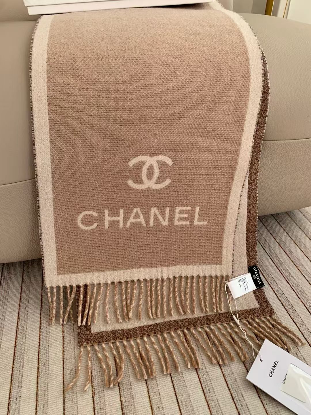 🆕【𝐂𝐇𝐀𝐍𝐄𝐋 · 双面加厚羊绒披肩】目测是大爆款男女情侣通用！双面异色提花 两面完全相反的颜色 设计