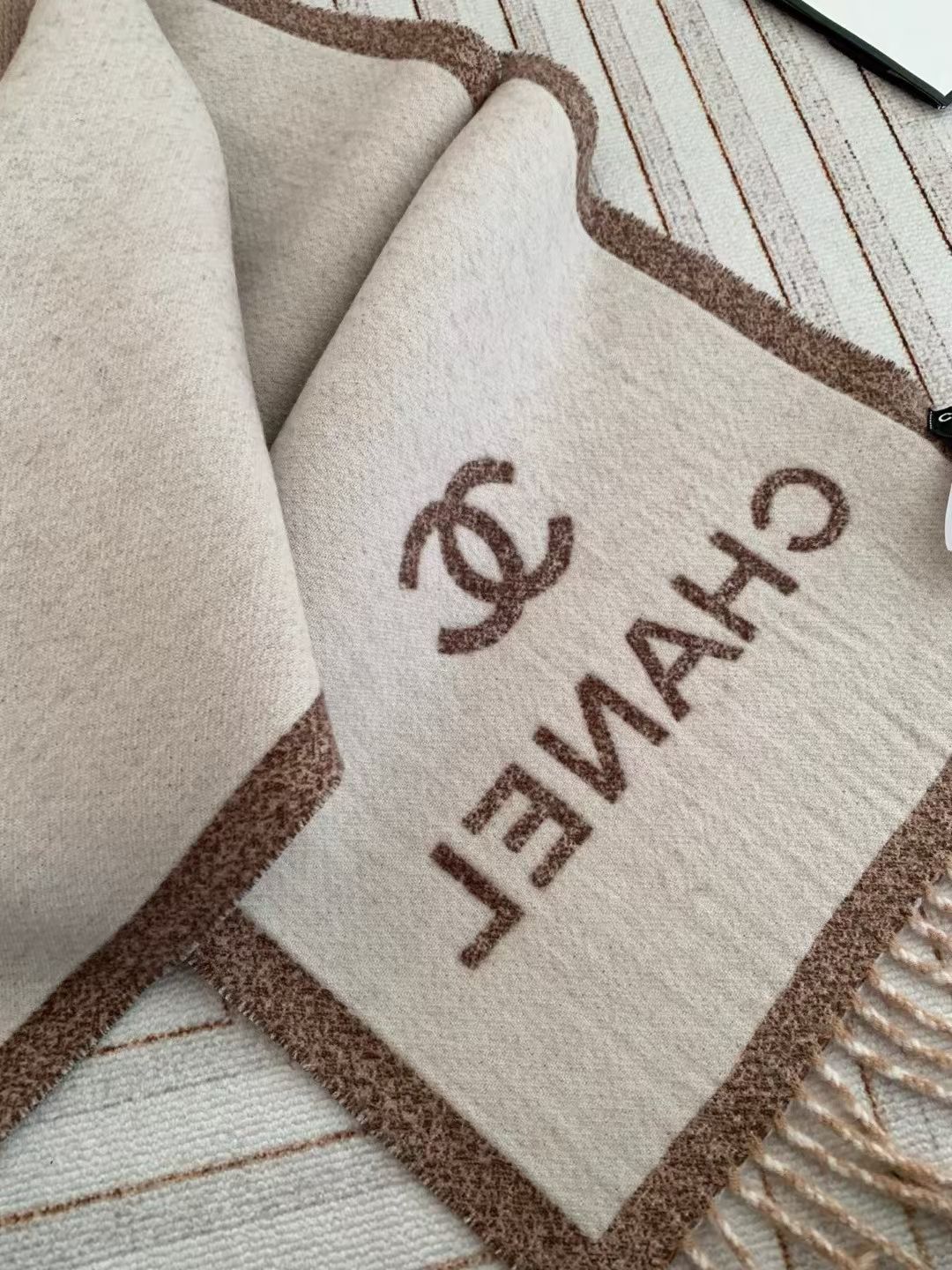 🆕【𝐂𝐇𝐀𝐍𝐄𝐋 · 双面加厚羊绒披肩】目测是大爆款男女情侣通用！双面异色提花 两面完全相反的颜色 设计