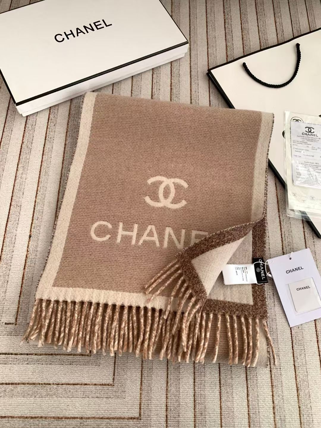 🆕【𝐂𝐇𝐀𝐍𝐄𝐋 · 双面加厚羊绒披肩】目测是大爆款男女情侣通用！双面异色提花 两面完全相反的颜色 设计