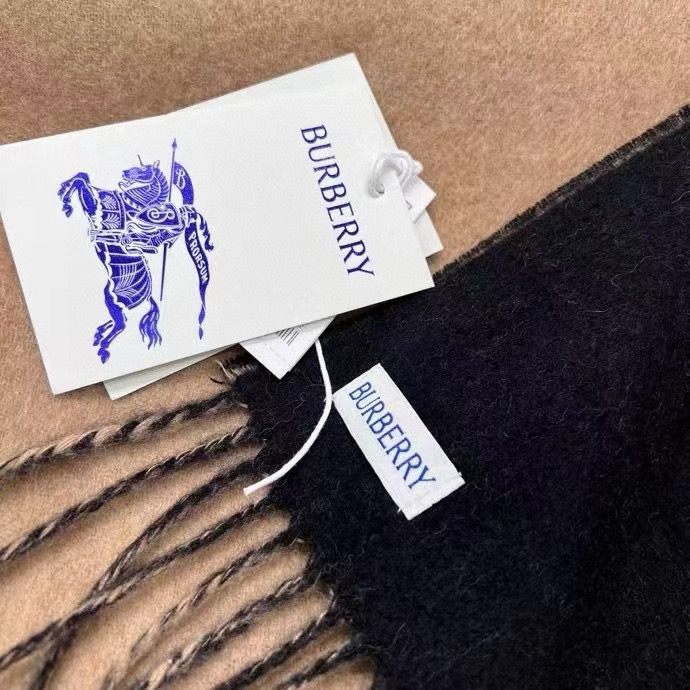 🆕𝐁𝐔𝐑𝐁𝐄𝐑𝐑𝐘 • 【双面素色刺绣长巾】官网同步上新❗️Size：168x30cm 100%绵羊毛慵