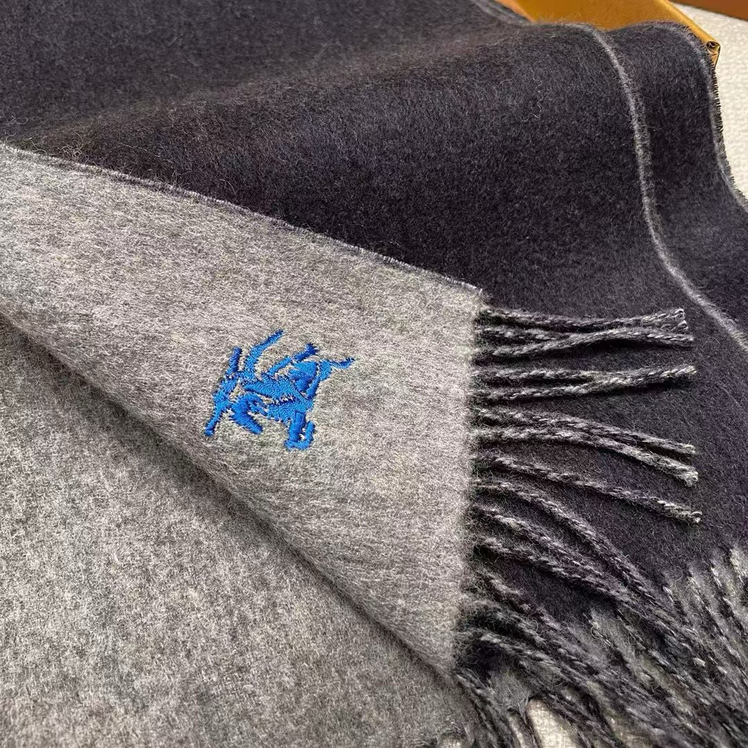 🆕𝐁𝐔𝐑𝐁𝐄𝐑𝐑𝐘 • 【双面素色刺绣长巾】官网同步上新❗️Size：168x30cm 100%绵羊毛慵