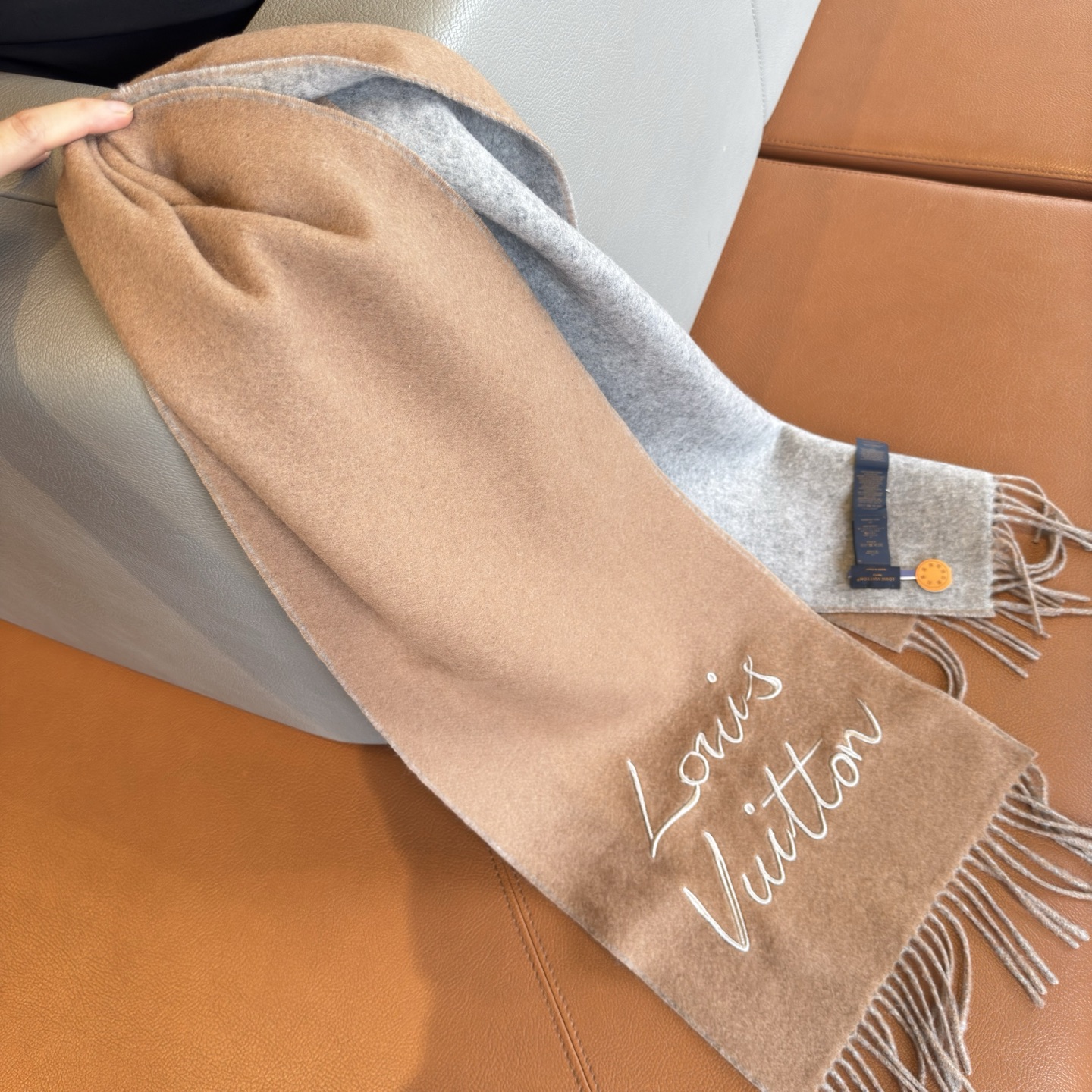 🆕LV大驴家新款双面围巾，独家首发，围巾取材绵羊毛，以拉绒处理营造舒适暖意。手写体路易威登字母标识点睛一