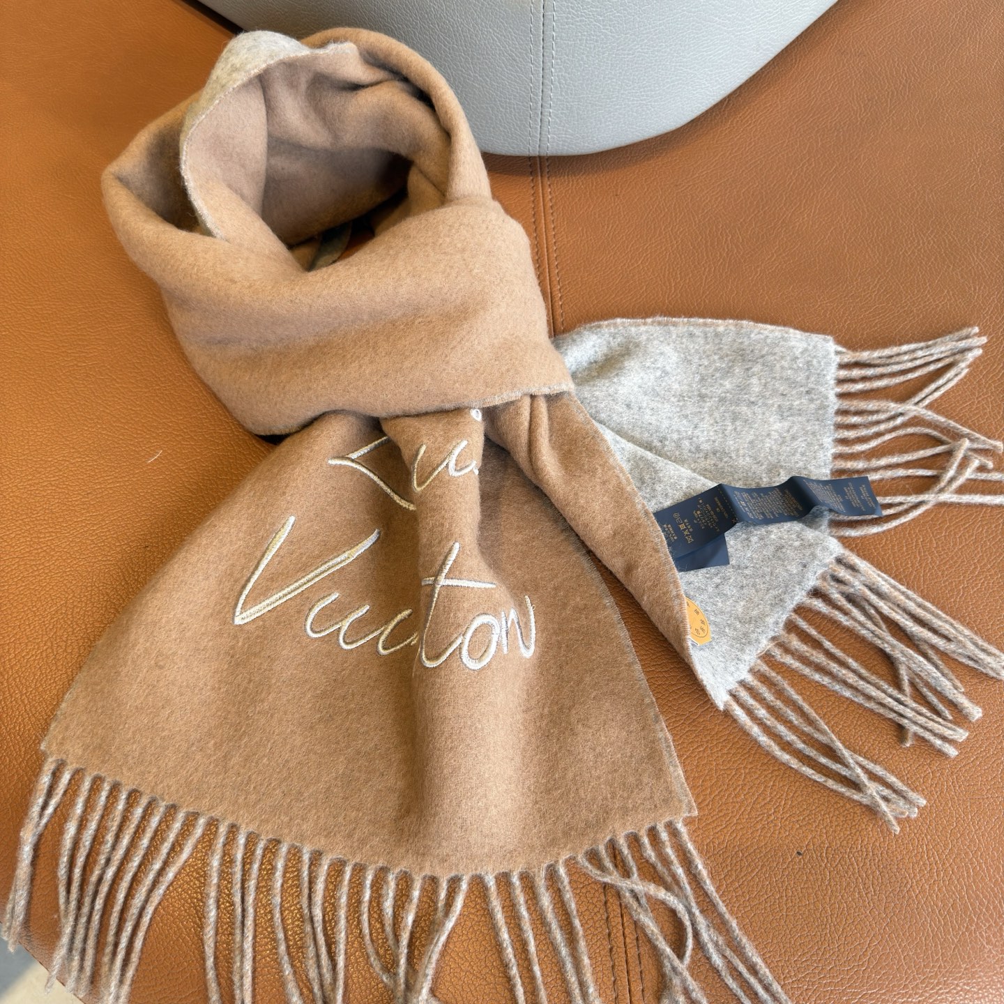 🆕LV大驴家新款双面围巾，独家首发，围巾取材绵羊毛，以拉绒处理营造舒适暖意。手写体路易威登字母标识点睛一