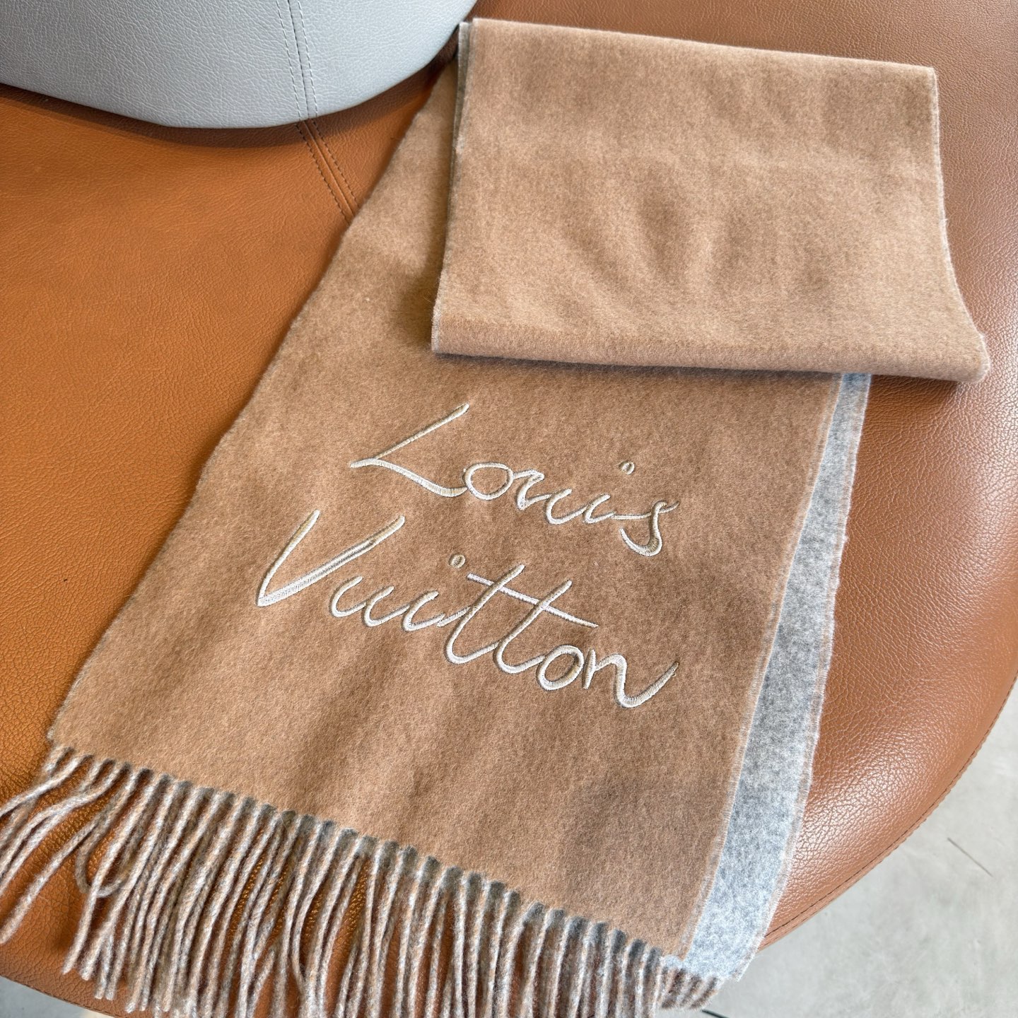 🆕LV大驴家新款双面围巾，独家首发，围巾取材绵羊毛，以拉绒处理营造舒适暖意。手写体路易威登字母标识点睛一