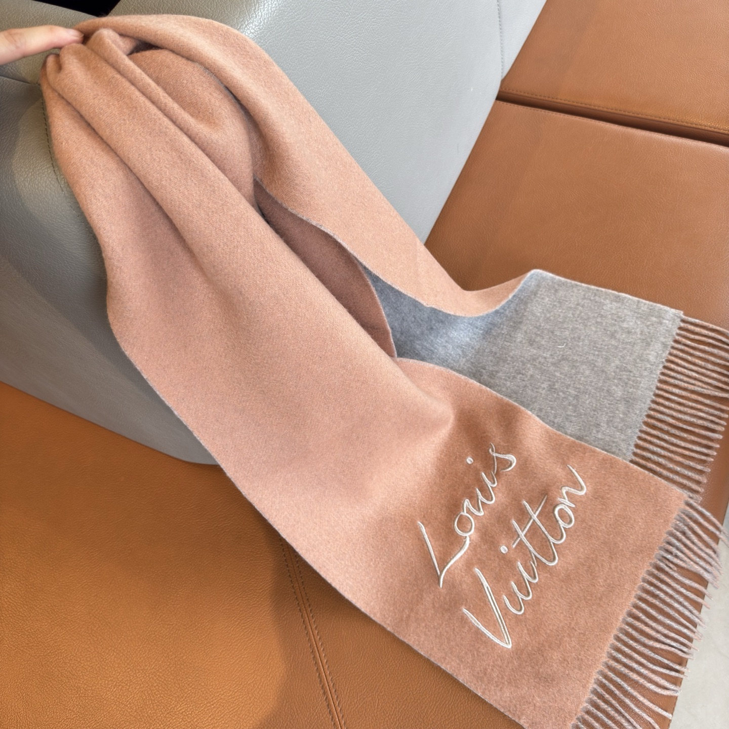 🆕LV大驴家新款双面围巾，独家首发，围巾取材绵羊毛，以拉绒处理营造舒适暖意。手写体路易威登字母标识点睛一