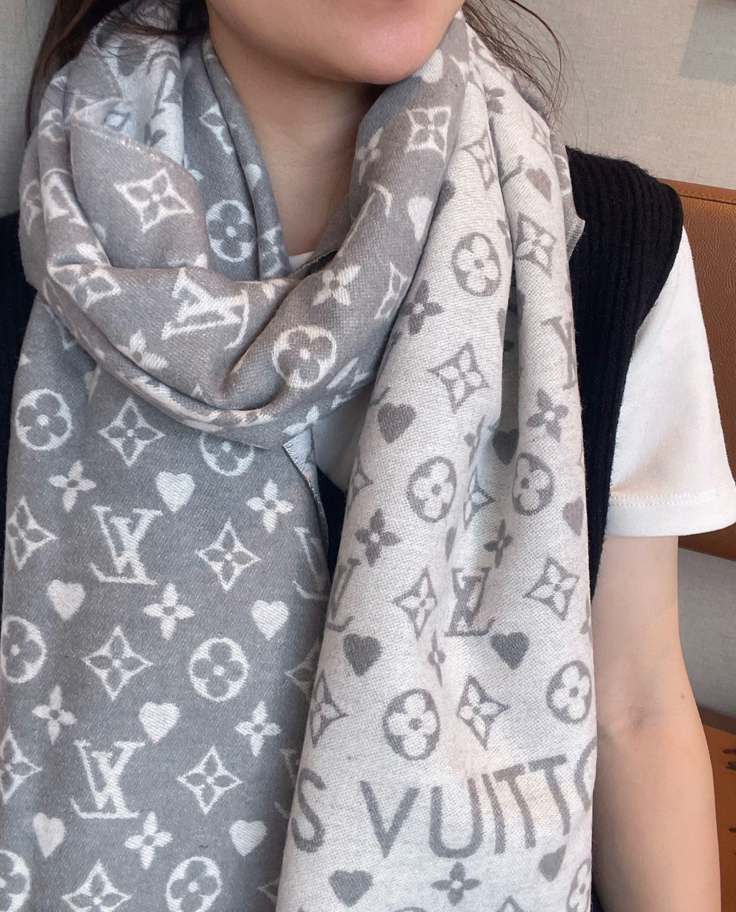 🆕大驴家经典小Logo满桃心款限定系列羊绒围巾◎满满的小桃心超级无敌小可爱，❤️既俏皮又温柔，经典黑灰和