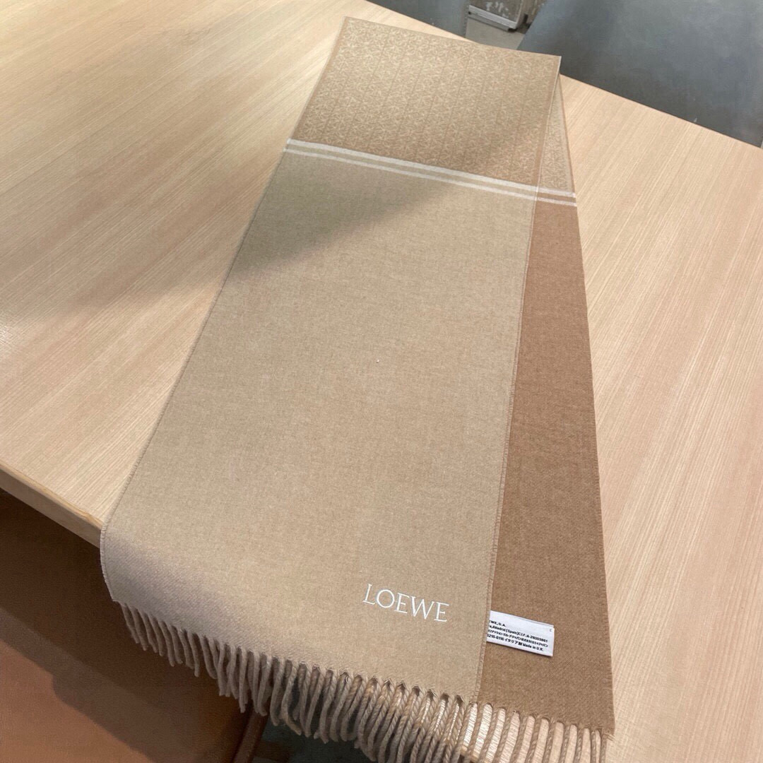 🆕LOEWE双面围巾，中克重双面羊毛和羊绒混纺围巾。全覆盖提花 Anagram流苏边缘角落饰有 LOEW