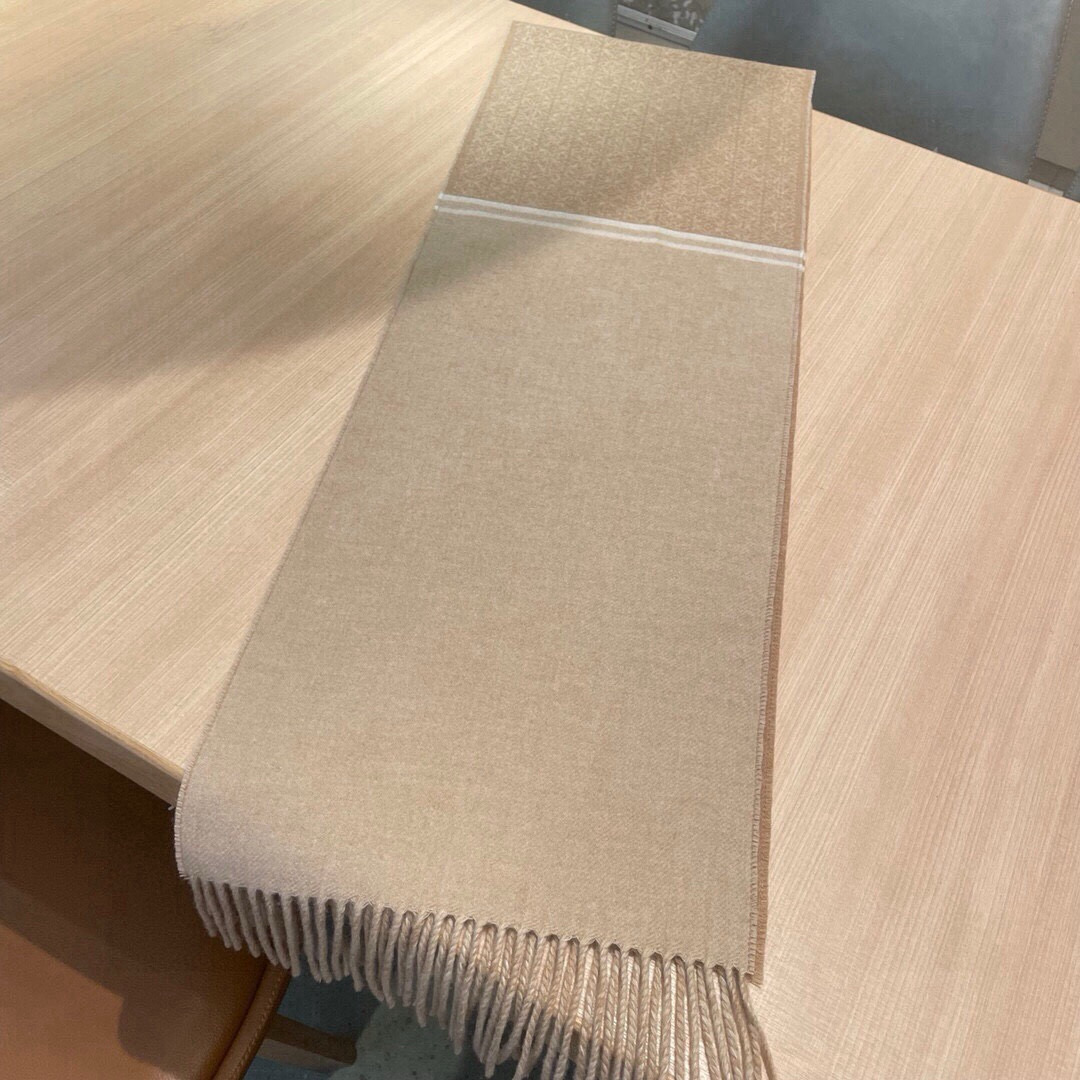 🆕LOEWE双面围巾，中克重双面羊毛和羊绒混纺围巾。全覆盖提花 Anagram流苏边缘角落饰有 LOEW