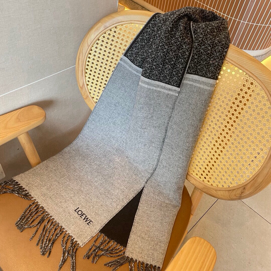 🆕LOEWE双面围巾，中克重双面羊毛和羊绒混纺围巾。全覆盖提花 Anagram流苏边缘角落饰有 LOEW