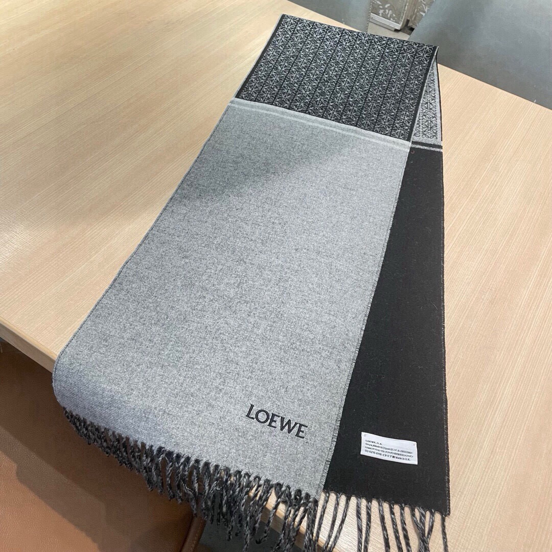 🆕LOEWE双面围巾，中克重双面羊毛和羊绒混纺围巾。全覆盖提花 Anagram流苏边缘角落饰有 LOEW