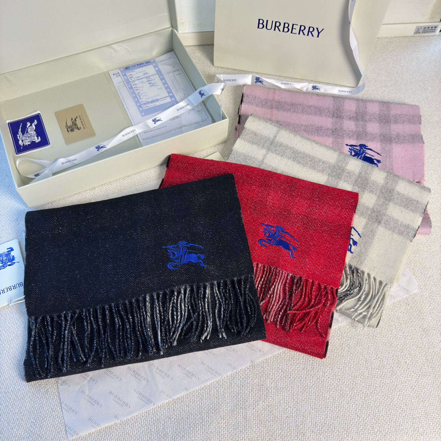 🆕‼️Burberry双面格纹金属线羊绒围巾，极品奢华，一面是经典羊绒格纹，一面是金银丝镶嵌的纯色，搭配