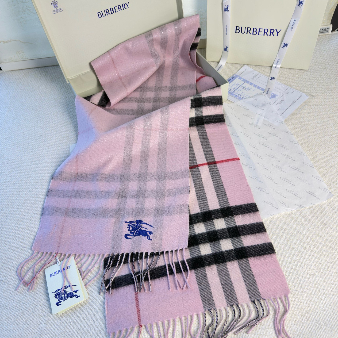 🆕‼️Burberry双面格纹金属线羊绒围巾，极品奢华，一面是经典羊绒格纹，一面是金银丝镶嵌的纯色，搭配