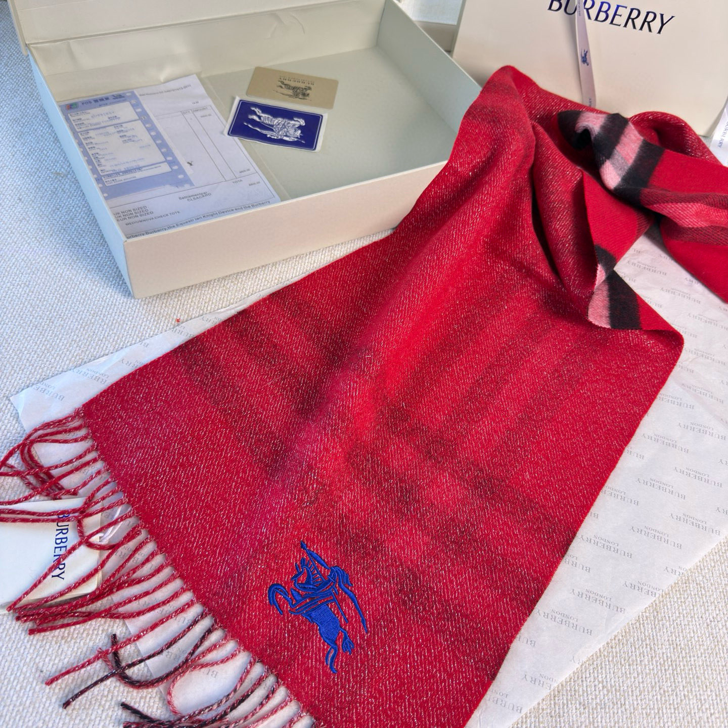 🆕‼️Burberry双面格纹金属线羊绒围巾，极品奢华，一面是经典羊绒格纹，一面是金银丝镶嵌的纯色，搭配