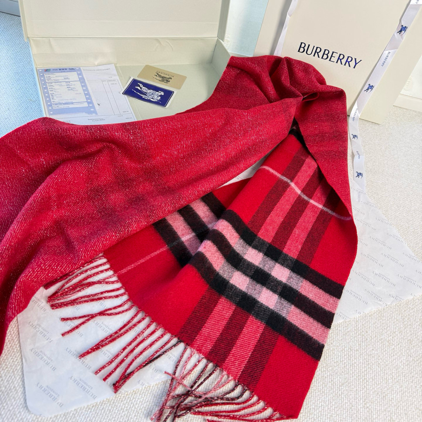 🆕‼️Burberry双面格纹金属线羊绒围巾，极品奢华，一面是经典羊绒格纹，一面是金银丝镶嵌的纯色，搭配