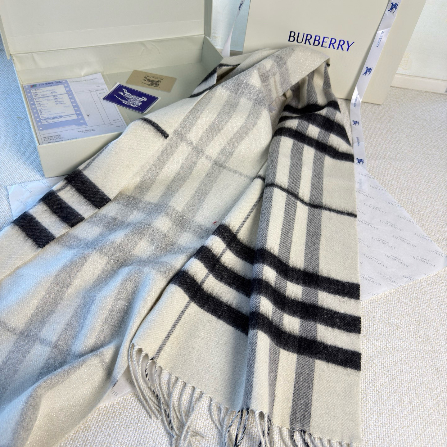 🆕‼️Burberry双面格纹金属线羊绒围巾，极品奢华，一面是经典羊绒格纹，一面是金银丝镶嵌的纯色，搭配