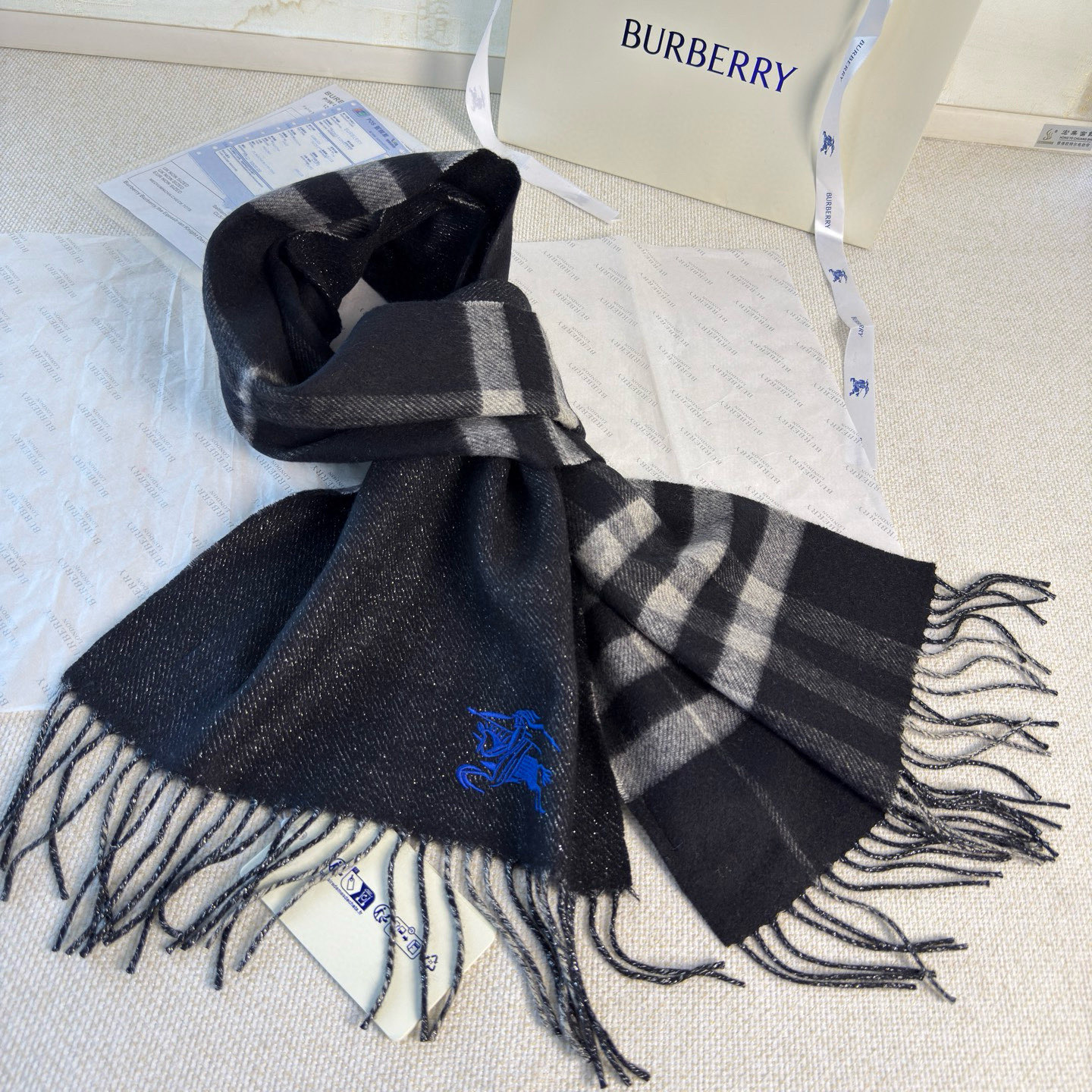 🆕‼️Burberry双面格纹金属线羊绒围巾，极品奢华，一面是经典羊绒格纹，一面是金银丝镶嵌的纯色，搭配