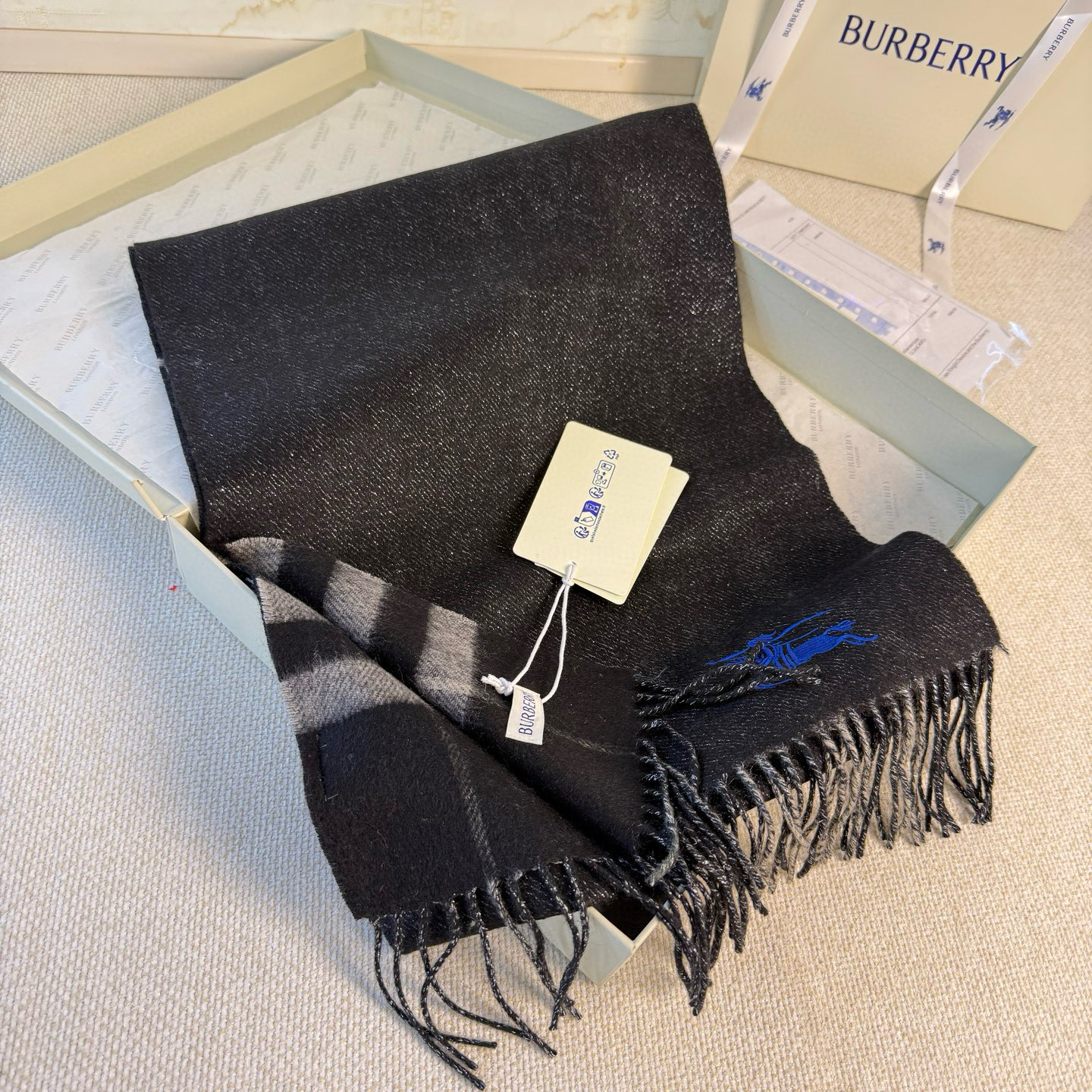 🆕‼️Burberry双面格纹金属线羊绒围巾，极品奢华，一面是经典羊绒格纹，一面是金银丝镶嵌的纯色，搭配