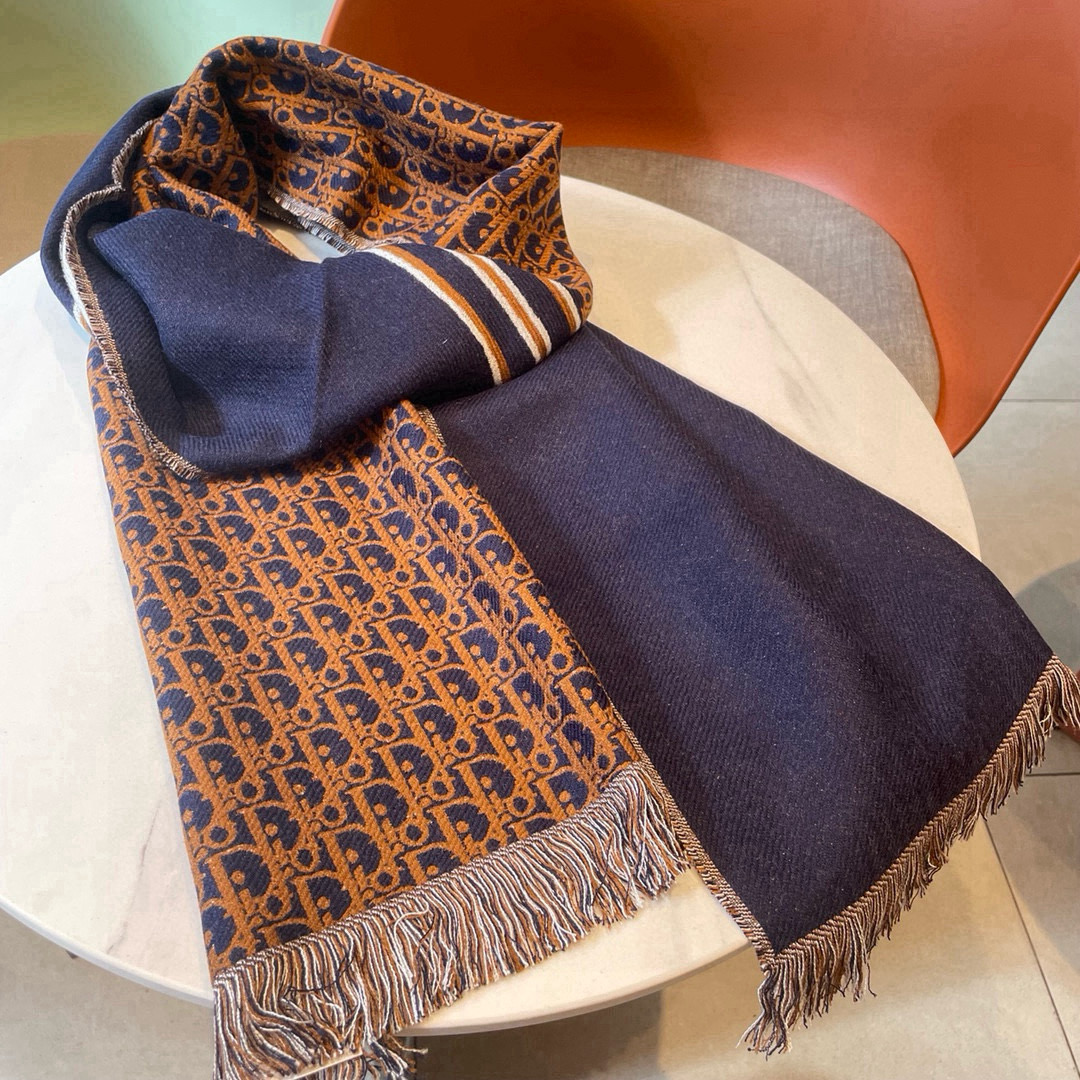 🆕Dior官网最新款双面围巾❗️男女士的福利 超温柔洋气的双面设计❗️感觉这个比以往的设计都更显年轻更显