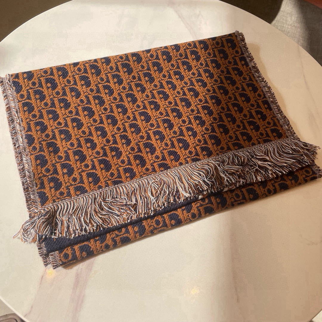 🆕Dior官网最新款双面围巾❗️男女士的福利 超温柔洋气的双面设计❗️感觉这个比以往的设计都更显年轻更显