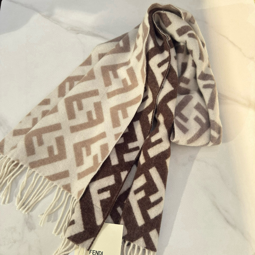 🆕Fendi新款老花渐变双面羊绒围巾，柔软细腻的双面风格，FF经典提花渐变；柔软的羊毛和羊绒材质。来自S