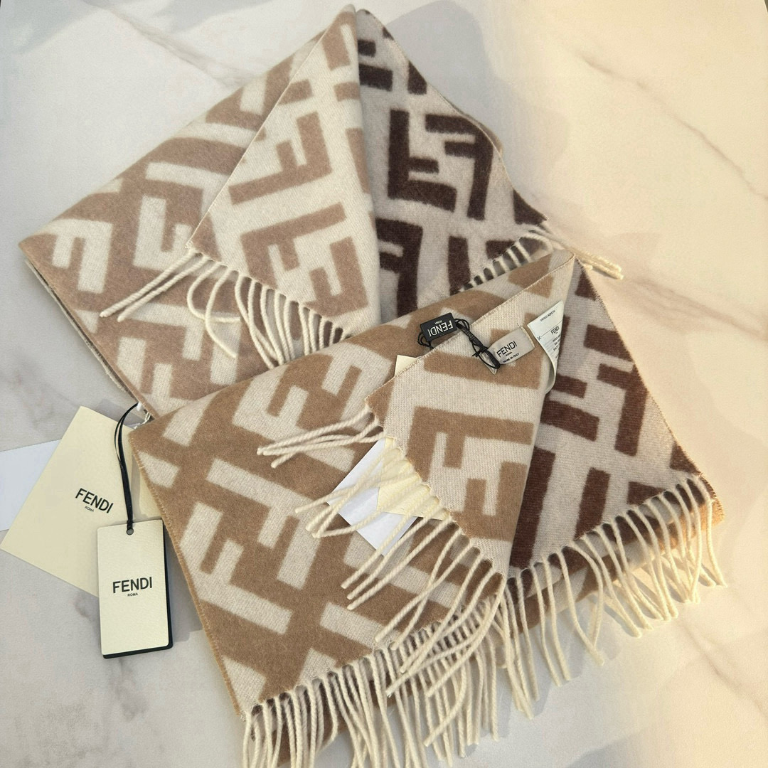 🆕Fendi新款老花渐变双面羊绒围巾，柔软细腻的双面风格，FF经典提花渐变；柔软的羊毛和羊绒材质。来自S