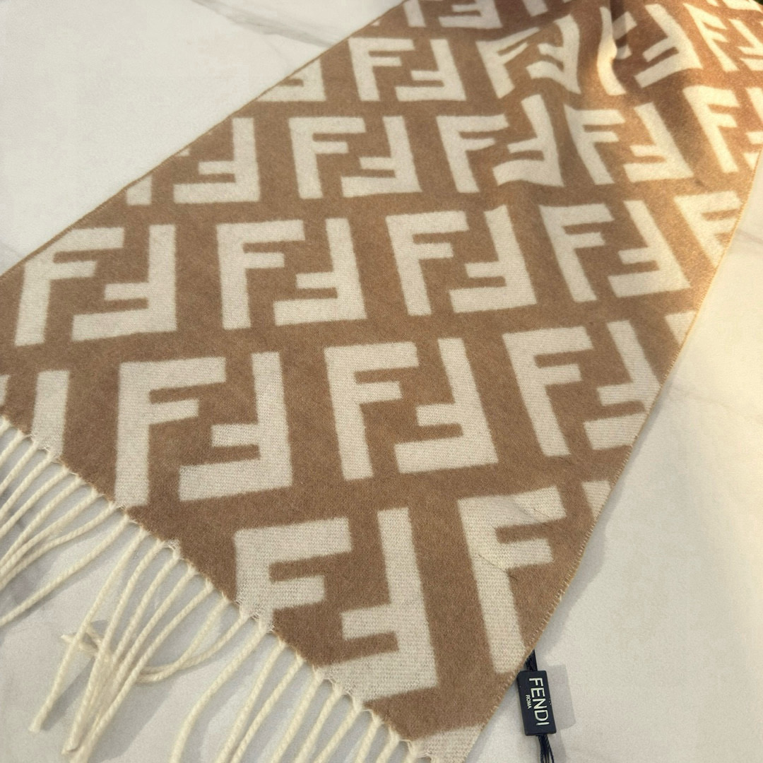 🆕Fendi新款老花渐变双面羊绒围巾，柔软细腻的双面风格，FF经典提花渐变；柔软的羊毛和羊绒材质。来自S