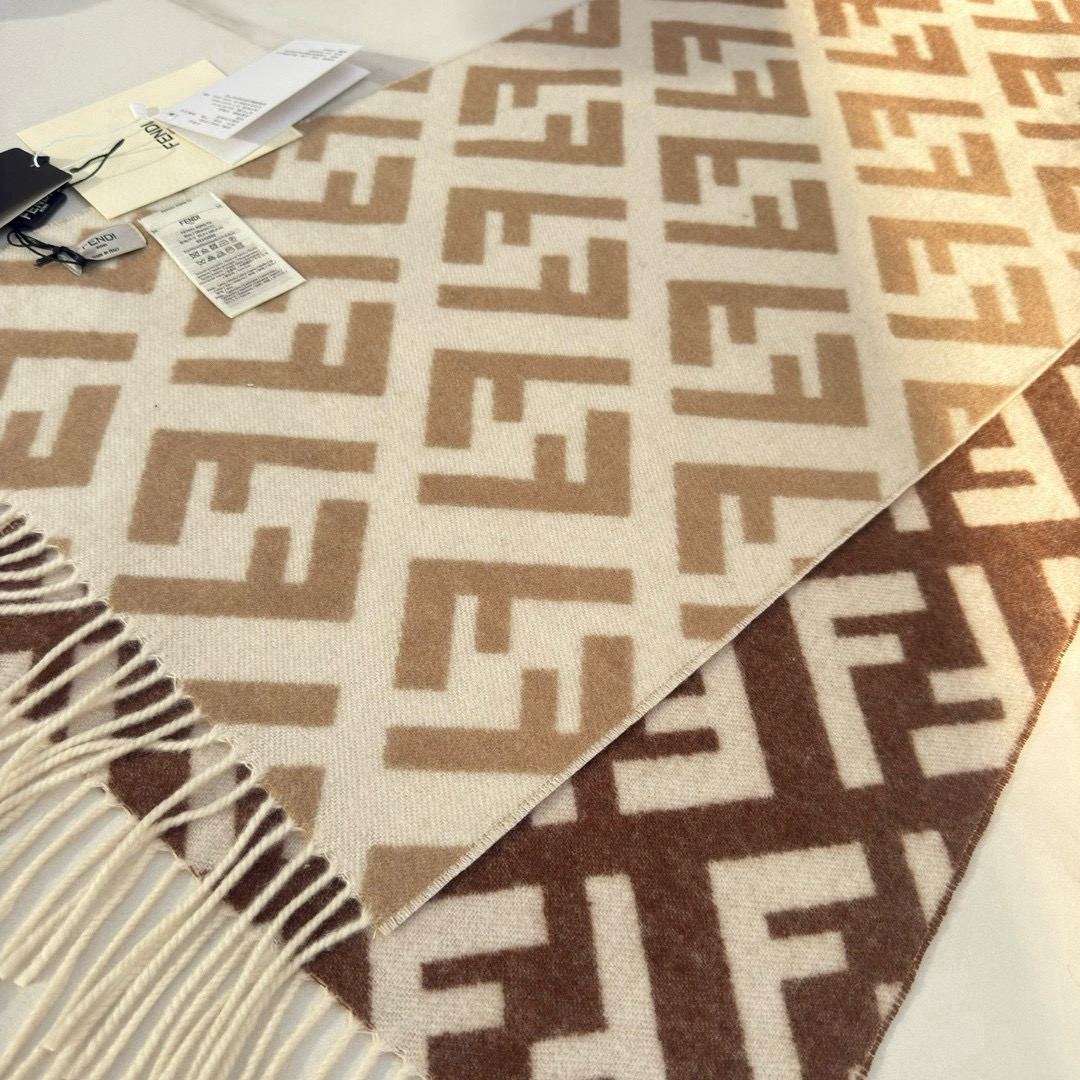 🆕Fendi新款老花渐变双面羊绒围巾，柔软细腻的双面风格，FF经典提花渐变；柔软的羊毛和羊绒材质。来自S