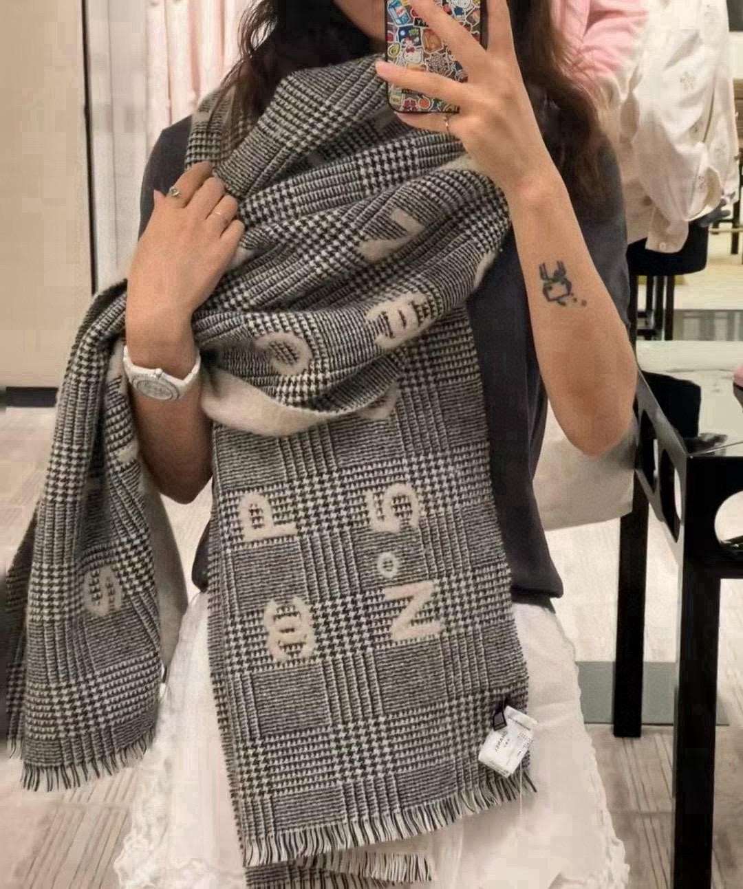 NO:574793,24cocoChanel series, Zhang Yuxi's same scarf, is known as the most beautiful one of Grandma Xiang, and the most worth buying. It has one side with houndstooth and one side with jacquard letters. It is both a shawl and a small blanket. It really looks good when draped casually. The coco series is used to the fullest by the designer. It is so mesmerizingly beautiful that it will never go out of style. This Cha  nel's model, the more I look at it, the more I fall in love with it. The more I look at it, the more fashionable I look. The more I look at it, the more I like it. It's very weighty and drapey. It's invincible and beautiful. It's invincible and comfortable to hold. Purchased for 10,000 pieces. Cashmere fabric, soft and skin-friendly. Specifications, 74.4x194.4cm high version scarf with tassel length, high version scarf, chanel, shawls1986090924cocoChanel系列,张予曦同款围巾,被誉为香奶奶最好看的一款,最值得入手的一条,一面千鸟格一面提花字母,既是一条披肩也是一条小盖毯,真的随意一披就好看,巨巨巨巨好看,coco系列被设计师发挥到淋漓尽致,美得令人心醉神往,永不过时这款Chanel的款,实物真的越看越爱,越看越时髦,越看越喜欢,非常有份量和垂感,无敌无敌好造型美的不要不要的,握在手里真的无敌舒适代购价一万一条,羊绒面料,柔软亲肤,规格,74.4x194.4cm含流苏长度高版本围巾,高版本围巾,chanel,shawls,scarf