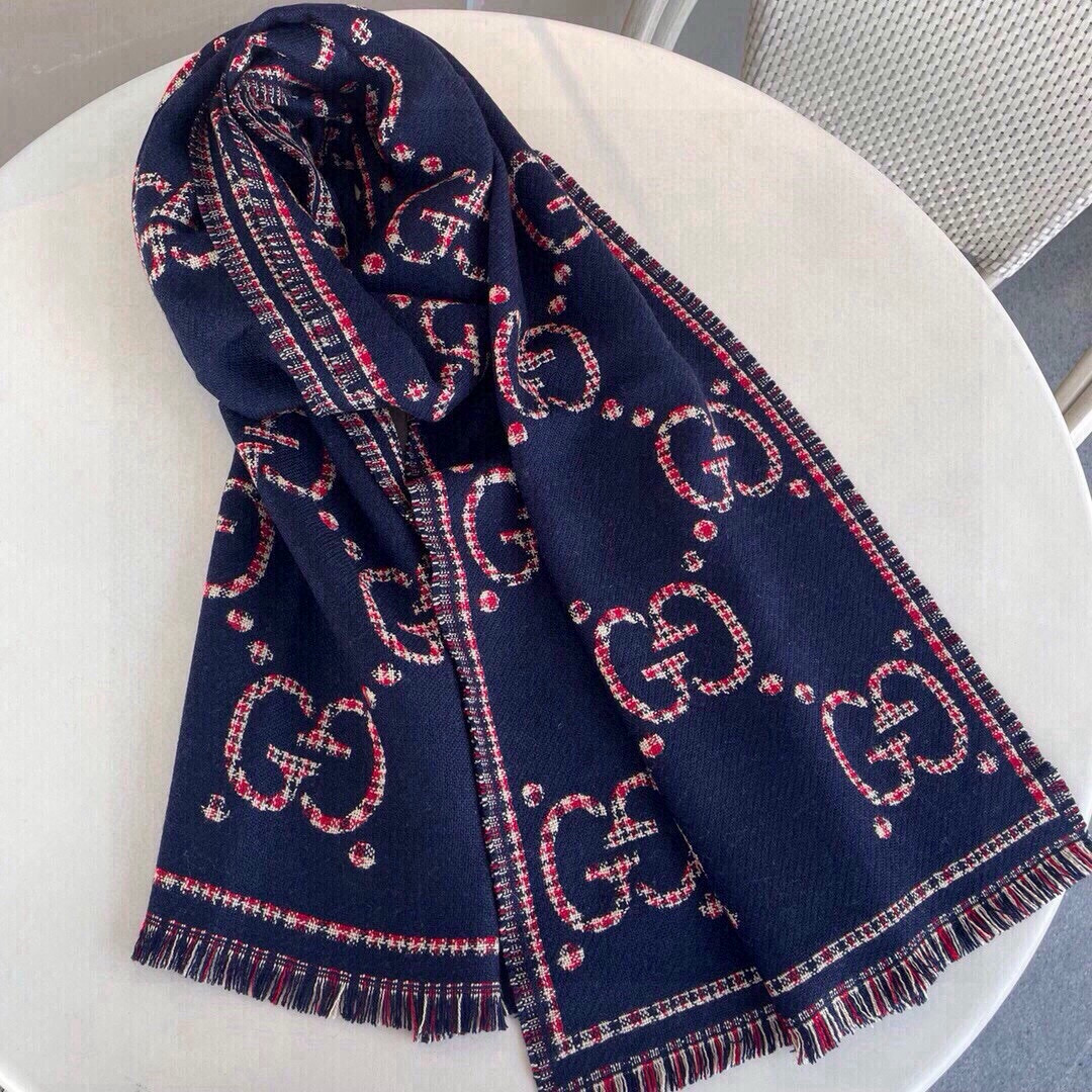 🆕品名：Gucci · 风格字母面料：羊毛尺寸：47*180羊毛真丝围巾，装饰超大造型设计GG图案。于1