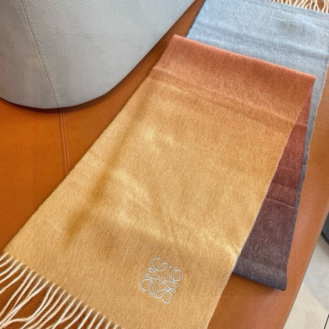 🆕 【▪Loewe · 罗意威渐变围巾，精致的温柔配色，超级迷恋❗️气质低调恬静又不失优雅❗️】重点推荐