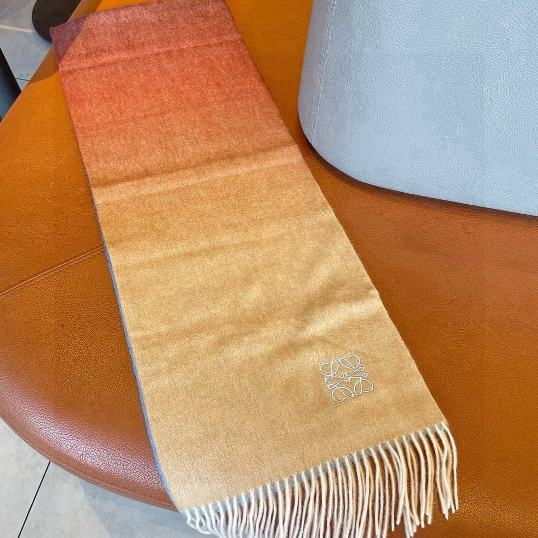 🆕 【▪Loewe · 罗意威渐变围巾，精致的温柔配色，超级迷恋❗️气质低调恬静又不失优雅❗️】重点推荐