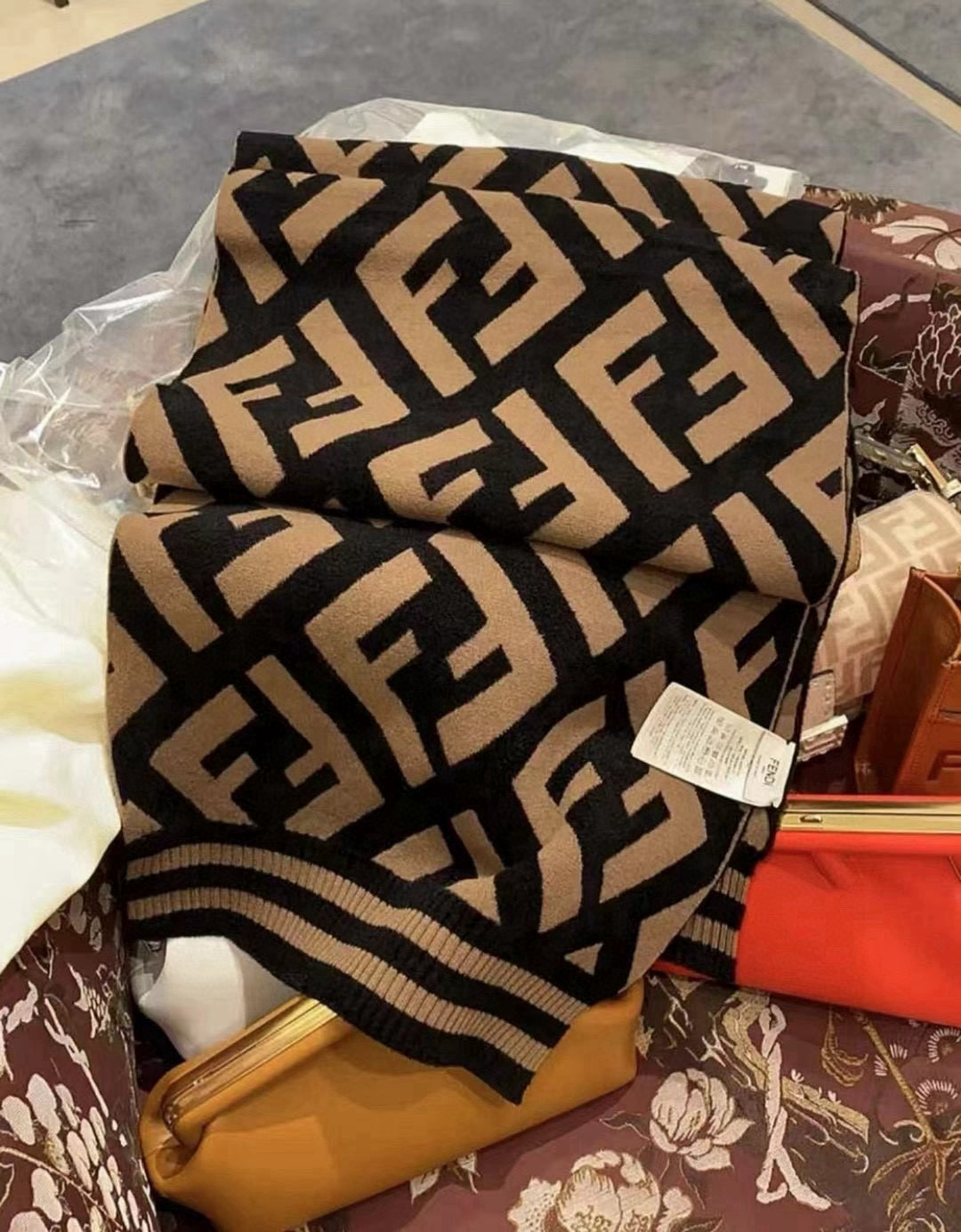 🆕Fendi · 经典FF针织长巾❗️喜欢小众不撞款的Fendi推荐入！】时髦过冬！！非常的低调奢华，精