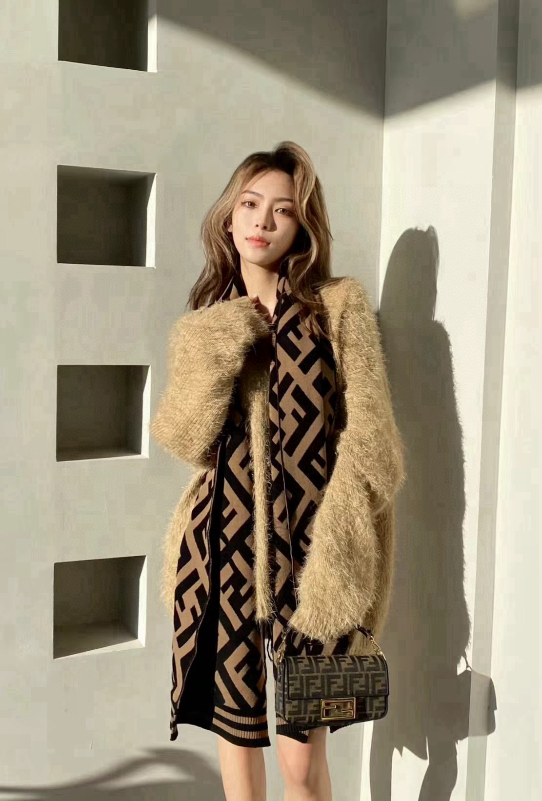 NO:581411,Fendi · Classic FF knitted long scarf If you like niche and non-contrasting styles, Fendi is recommended!  】Spend the winter in style!  !  Very low-key luxury, exquisite and elegant simple design, high-end fashion must-have recommendation, the feeling on the upper body really exudes extraordinary temperament from Fendi, which women will love~ again, it is so beautiful!  !  It has its own high-end aura, Fendi’s unique high-end elegance, and a stable “high rank”!  The knitted cashmere wool yarn is thick, warm and comfortable!  !  !  It's really admirable, very big-name aura, full of tension, gentle and intellectual!  Size specifications 30*180cm cashmere long scarf high version scarf, high version scarf, fendi, fendi19860909Fendi · 经典FF针织长巾喜欢小众不撞款的Fendi推荐入！】时髦过冬！！非常的低调奢华,精致大气的简约设计,高级时髦精必入推荐,上身的感觉真的散发非凡的气质来自女人们都会爱的Fendi~又是美出了天际啊！！自带高级气场,芬迪独有的高级优雅,稳稳的“高段位”！针织的羊绒羊毛纱线厚实温暖舒服！！！真的非常令人佩服,非常有大牌的气场,张力十足,温柔知性！尺寸规格30*180cm羊绒长巾高版本围巾,高版本围巾,fendi,fendi,scarf