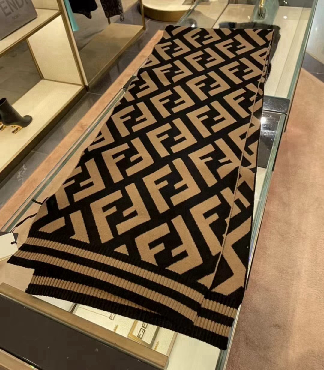 🆕Fendi · 经典FF针织长巾❗️喜欢小众不撞款的Fendi推荐入！】时髦过冬！！非常的低调奢华，精