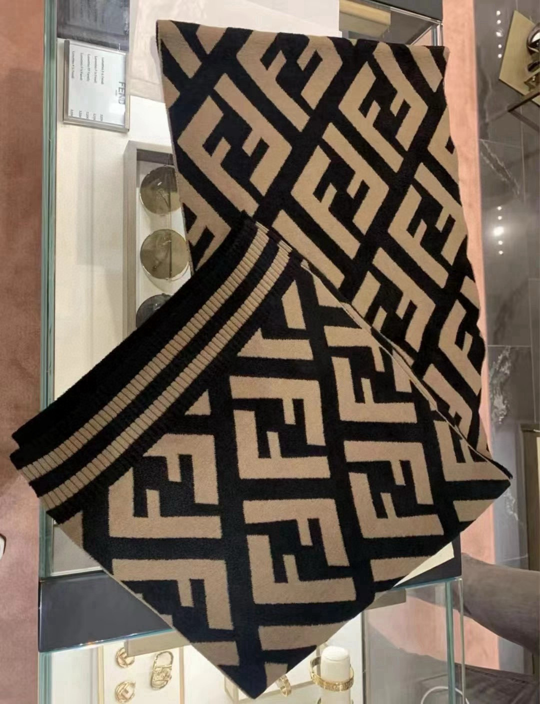 🆕Fendi · 经典FF针织长巾❗️喜欢小众不撞款的Fendi推荐入！】时髦过冬！！非常的低调奢华，精