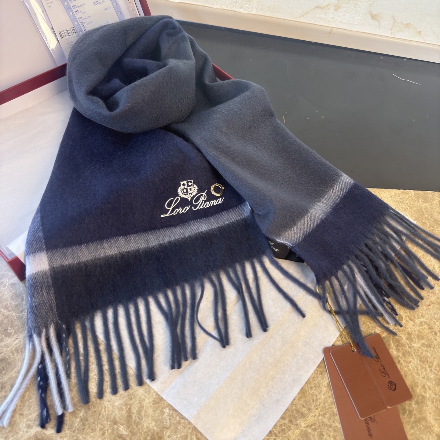 🆕Loro Piana · 诺悠翩雅秋冬新品❗️【极品山羊绒水波纹格纹围巾】送人自留都太高大上了😍重磅上