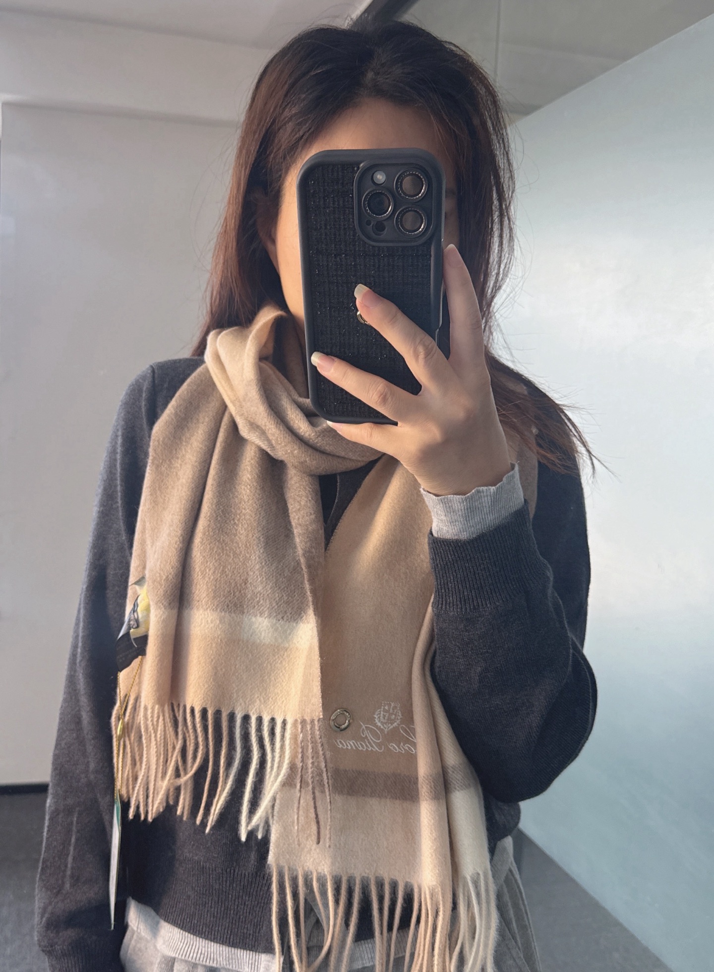 NO:574568,Loro Piana ·  Nuoyou Panya's new autumn and winter product [the best cashmere water ripple plaid scarf] is too expensive to give away and keep for yourself. It is a new product, a hot model, the best hard goods from the channel ~ exported directly to Italy, the last order of the counter is very small, and the cashmere fabric is supplied by customers.  , feels soft and waxy, and has been treated with 'trembling', which creates the best water ripples in the eyes. The fabric is more shiny and the brightness of the colors is increased. LP has always strictly selected the highest quality cashmere as the benchmark. Without contrast, there is no harm. The world  The top-grade cashmere uses the 'water ripple' high-grade texture to make the scarf extremely luxurious, and it also increases the beauty and functionality. There must be two of each color, so there is no headache in matching and no regrets for ten thousand years. What is particularly recommended is that this model is a plaid color series, carefully selected popular colors, the color is bright and high-end, and all colors can be matched with each other in the whole family. 32*180cm, Albas cashmere high version scarf, high version scarf, loro  piana,loro piana19860909Loro Piana · 诺悠翩雅秋冬新品【极品山羊绒水波纹格纹围巾】送人自留都太高大上了重磅上新,爆款爆款,渠道极品硬货～出口意大利直供专柜尾单到手数量极少,客供面料羊绒,手感软糯,经“颤栗”处理,秋波暗送极品水波纹,面料更有光泽,也增加了色彩的鲜艳度LP一直以严格选用最高品质的羊绒为基准,没有对比就没有伤害,世界最顶级羊绒,更是采用“水波纹”高级纹路更是让围巾奢华到不行,更是增加了美感和功能性,每色必留两条,搭配不头疼,不留后悔一万年,特别值得推荐的是,此款是格纹色系,精挑细选的流行配色,色彩感鲜明又高级的感觉全家哪个颜色都可以互相搭配32*180cm,阿尔巴斯山羊绒高版本围巾,高版本围巾,loro piana,loro piana,scarf