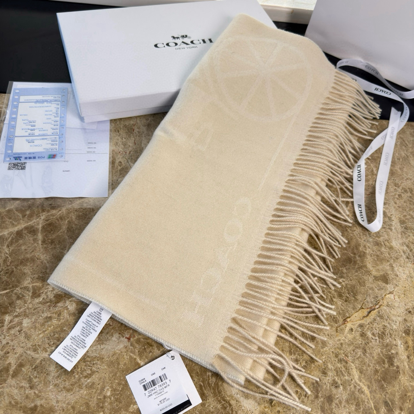 🆕COCAH新品马车图案印花大尺寸围巾❗️原版全套辅料，这款马车图案印花大尺寸围巾采用绵羊毛和山羊绒的奢