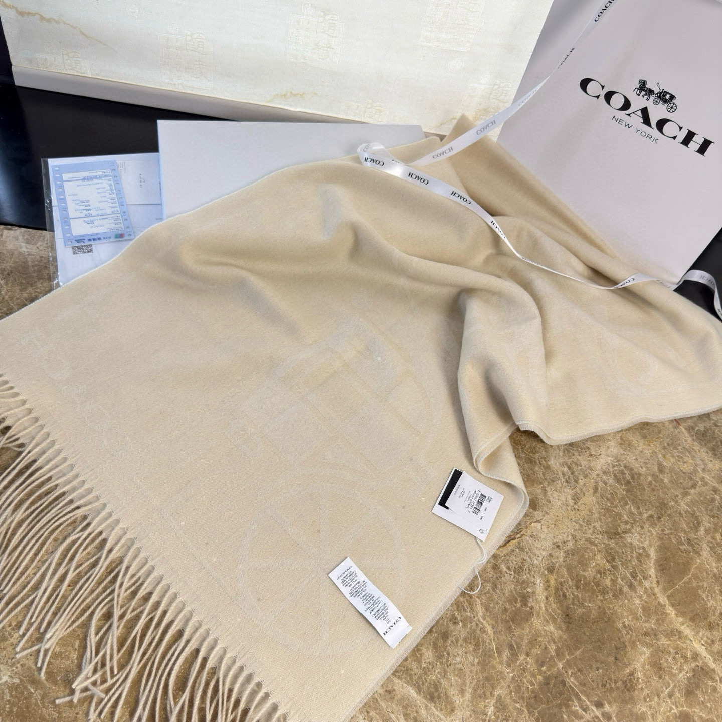 🆕COCAH新品马车图案印花大尺寸围巾❗️原版全套辅料，这款马车图案印花大尺寸围巾采用绵羊毛和山羊绒的奢