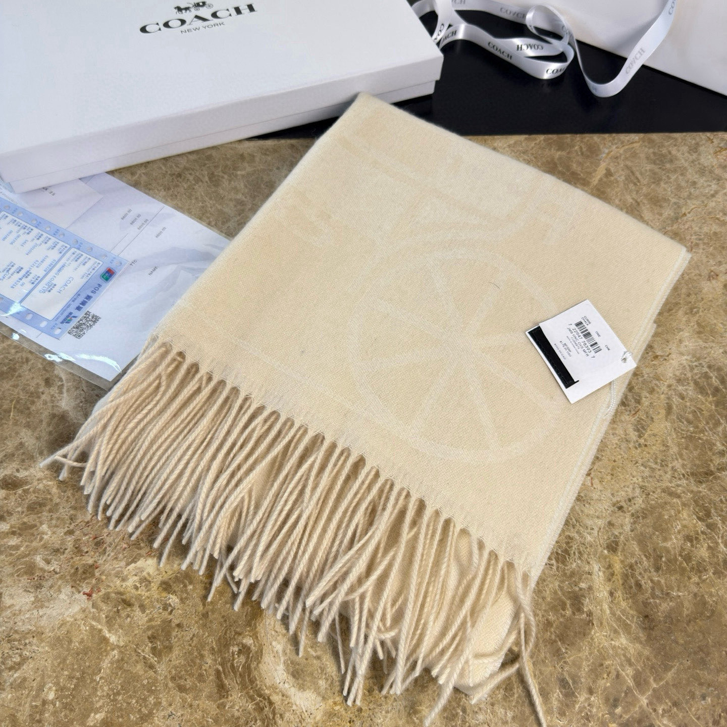 🆕COCAH新品马车图案印花大尺寸围巾❗️原版全套辅料，这款马车图案印花大尺寸围巾采用绵羊毛和山羊绒的奢