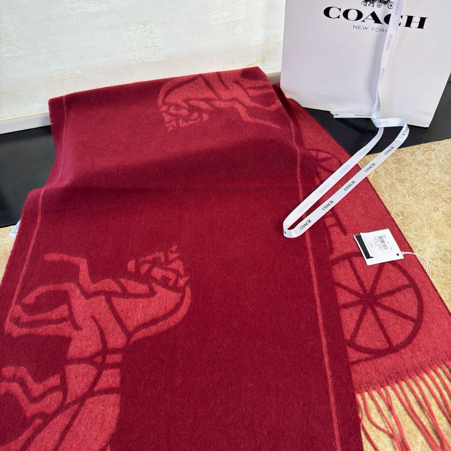 🆕COCAH新品马车图案印花大尺寸围巾❗️原版全套辅料，这款马车图案印花大尺寸围巾采用绵羊毛和山羊绒的奢