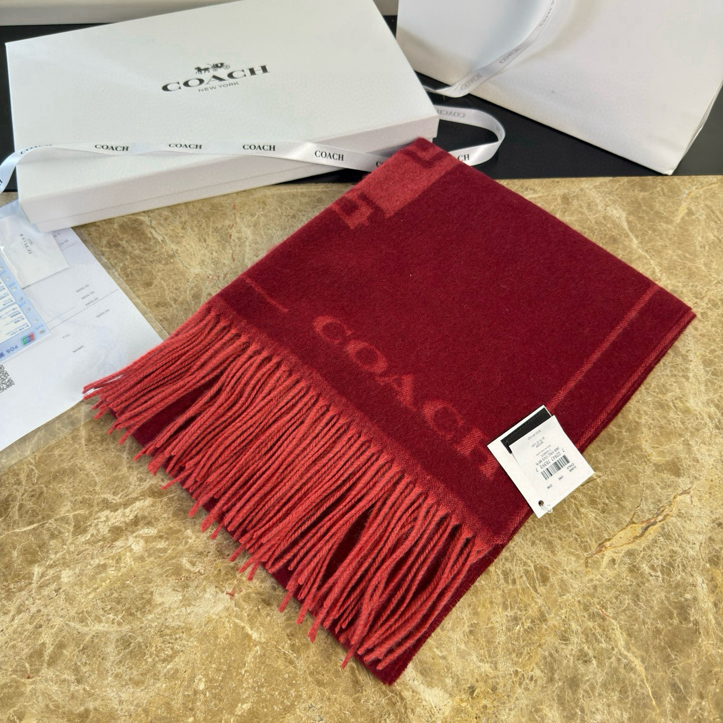 🆕COCAH新品马车图案印花大尺寸围巾❗️原版全套辅料，这款马车图案印花大尺寸围巾采用绵羊毛和山羊绒的奢