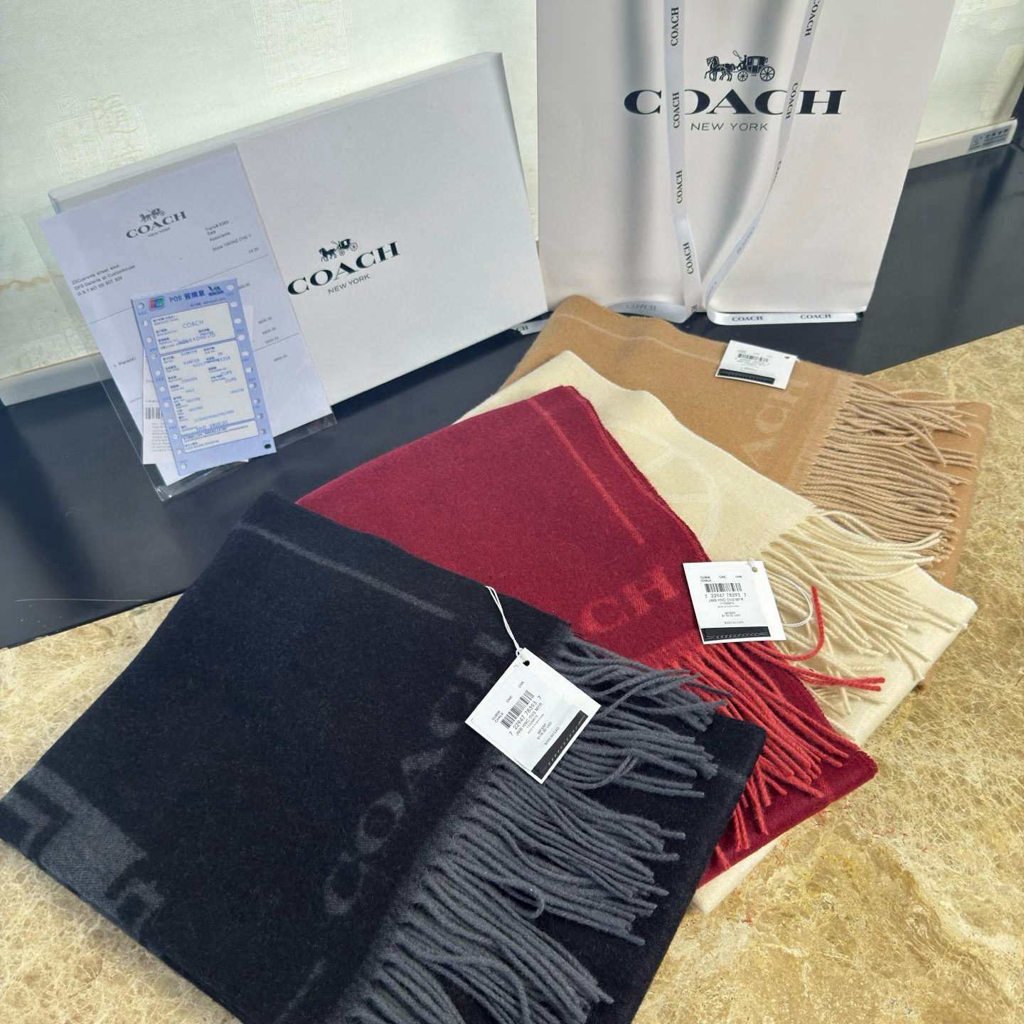 🆕COCAH新品马车图案印花大尺寸围巾❗️原版全套辅料，这款马车图案印花大尺寸围巾采用绵羊毛和山羊绒的奢