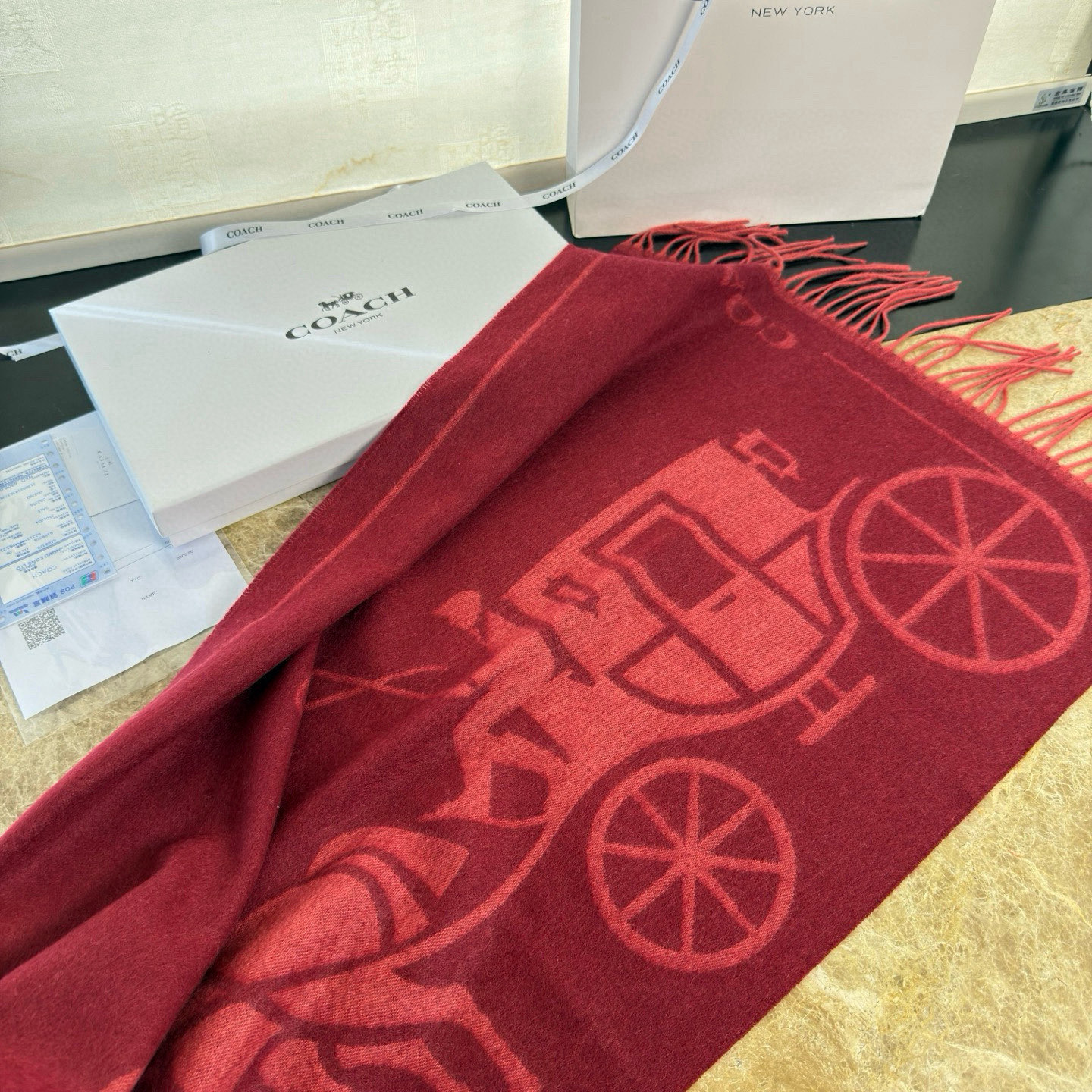 🆕COCAH新品马车图案印花大尺寸围巾❗️原版全套辅料，这款马车图案印花大尺寸围巾采用绵羊毛和山羊绒的奢