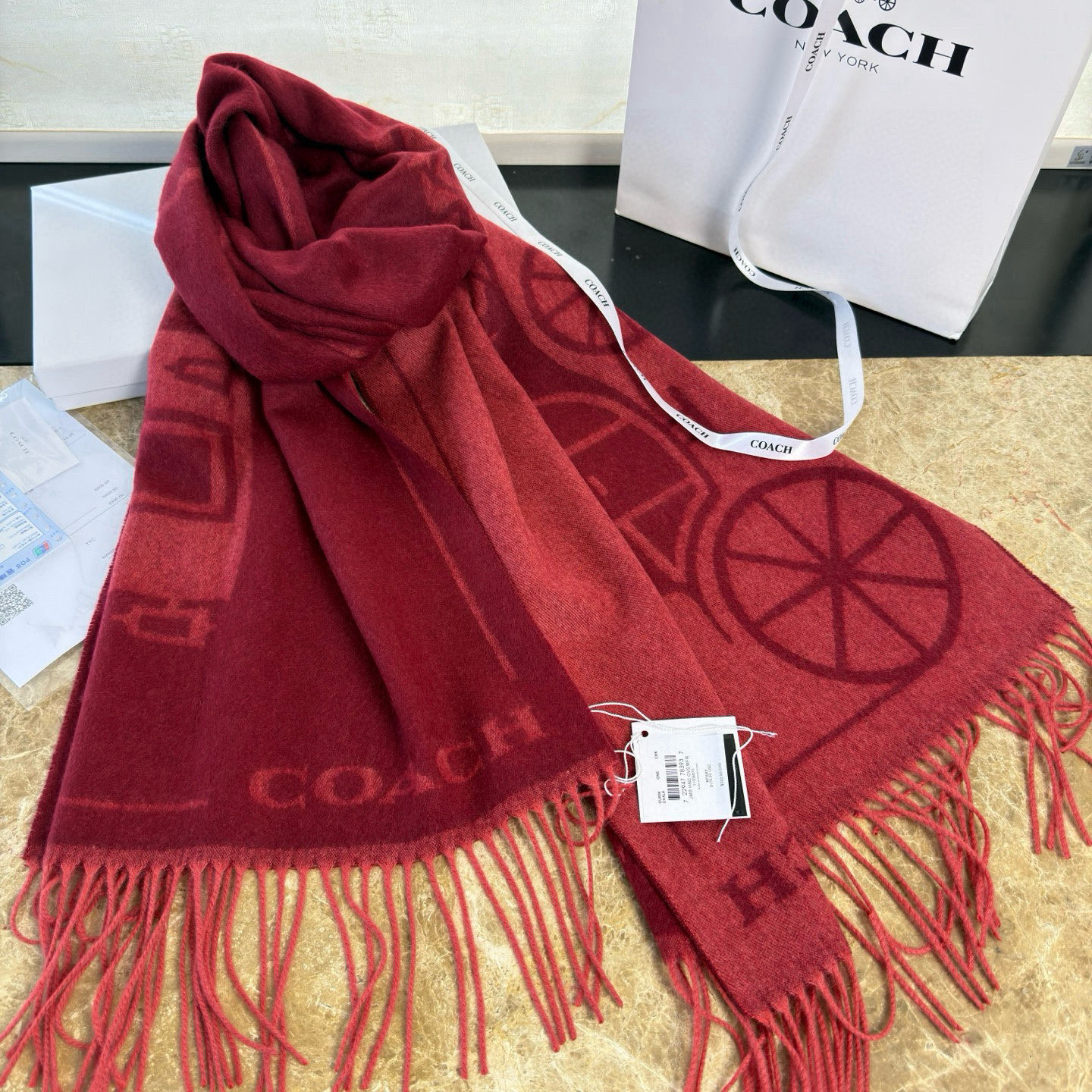 🆕COCAH新品马车图案印花大尺寸围巾❗️原版全套辅料，这款马车图案印花大尺寸围巾采用绵羊毛和山羊绒的奢
