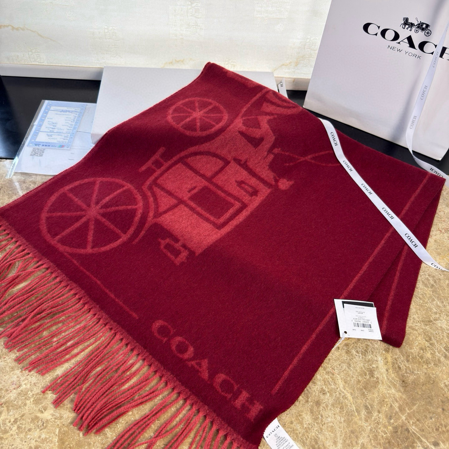 🆕COCAH新品马车图案印花大尺寸围巾❗️原版全套辅料，这款马车图案印花大尺寸围巾采用绵羊毛和山羊绒的奢