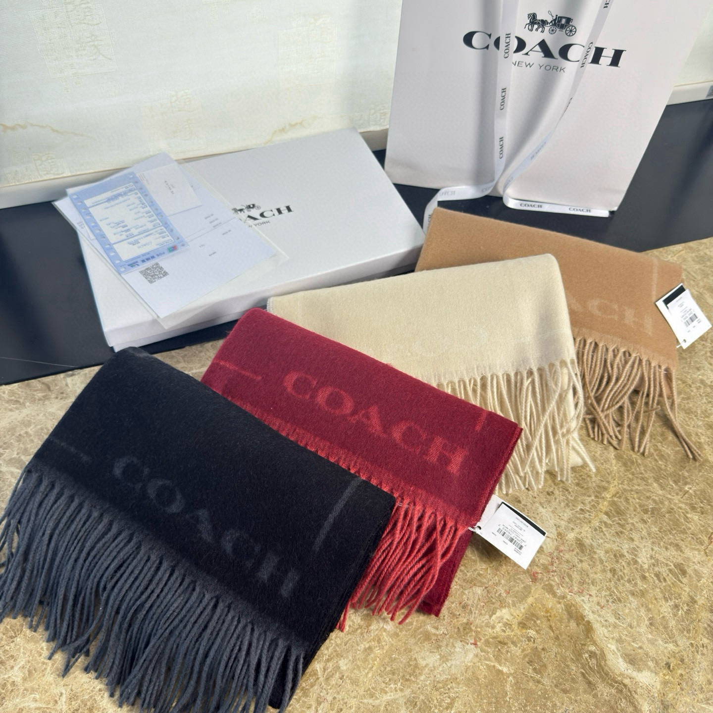 🆕COCAH新品马车图案印花大尺寸围巾❗️原版全套辅料，这款马车图案印花大尺寸围巾采用绵羊毛和山羊绒的奢