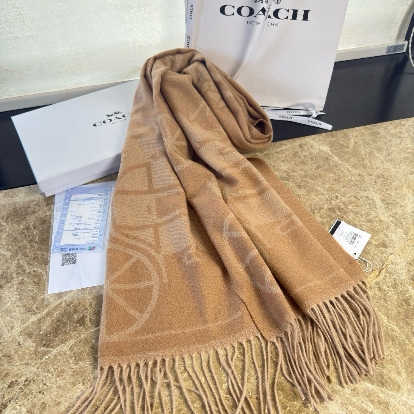 🆕COCAH新品马车图案印花大尺寸围巾❗️原版全套辅料，这款马车图案印花大尺寸围巾采用绵羊毛和山羊绒的奢