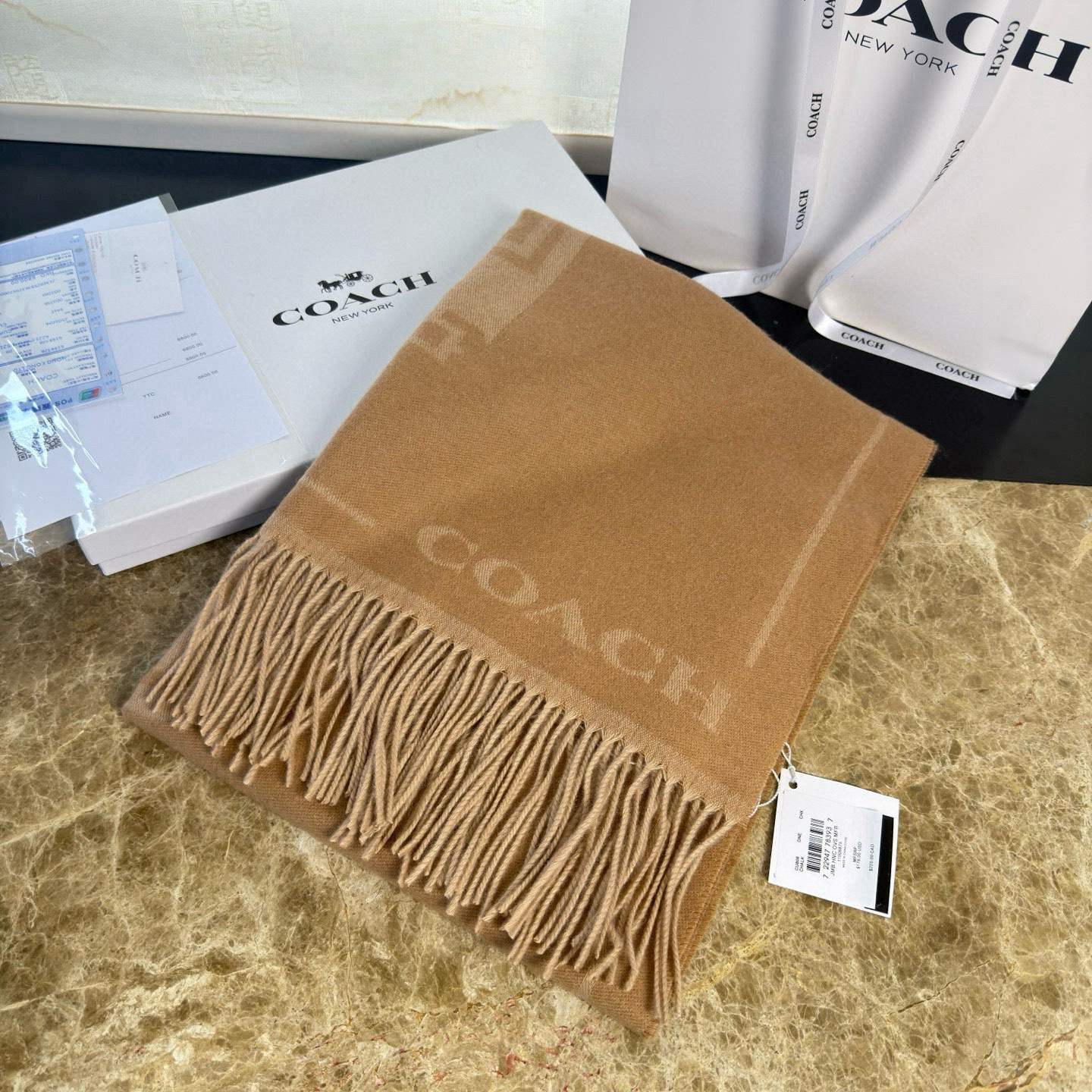 🆕COCAH新品马车图案印花大尺寸围巾❗️原版全套辅料，这款马车图案印花大尺寸围巾采用绵羊毛和山羊绒的奢